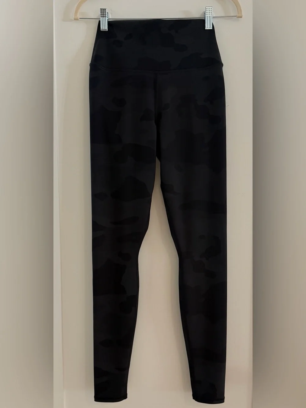 ALO Yoga High Waist Vapor Leggings in Black Camo | Size Small